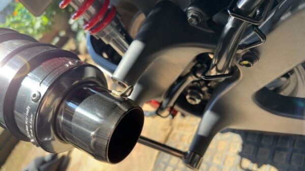 仮で7型シグナスXにサイレンサー付ける画像