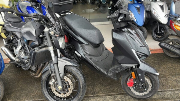 雨に少し濡れた7型シグナスX画像