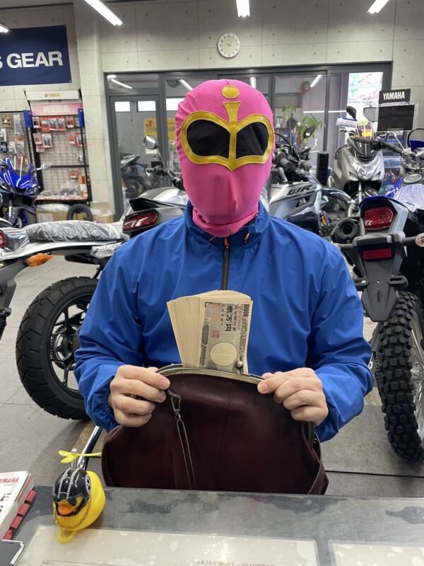 がま口財布から札束が見えてる画像
