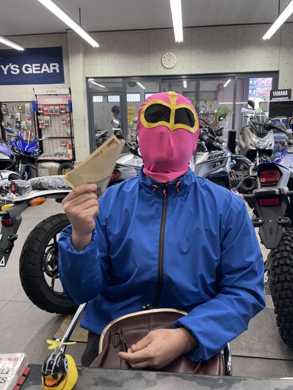 札束で扇いでる画像
